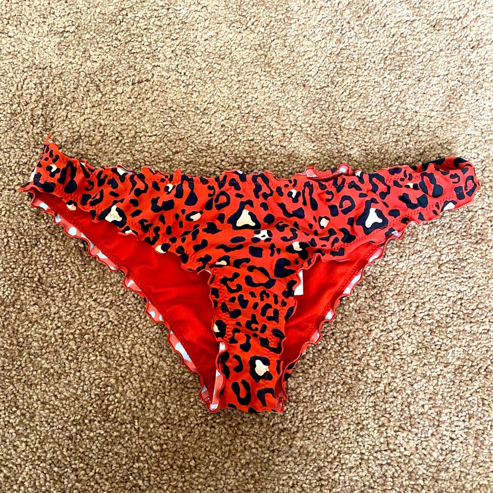 Hollister bikini bottoms 👀